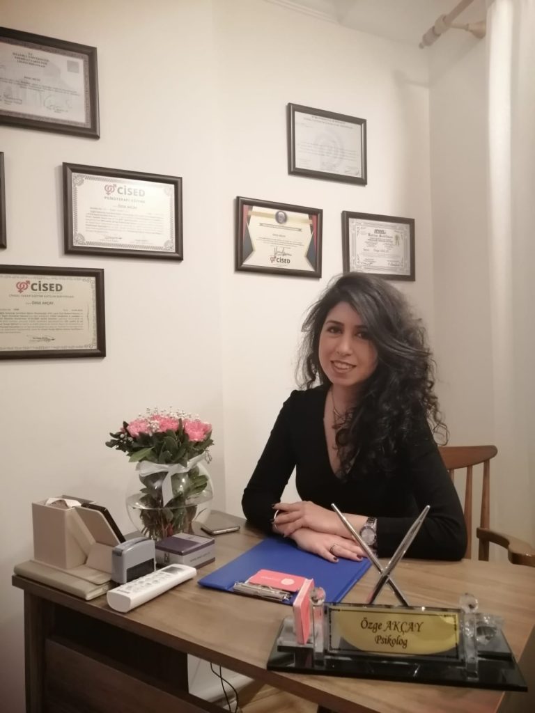 Psikolog Özge Akçay